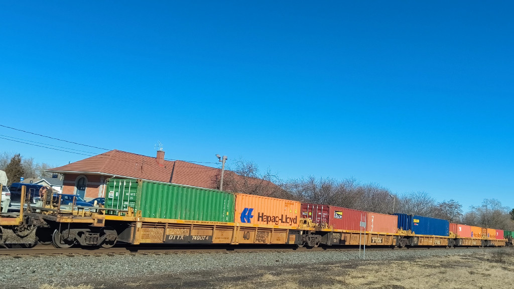 DTTX 749074 (5 Section Well Car Altogether)